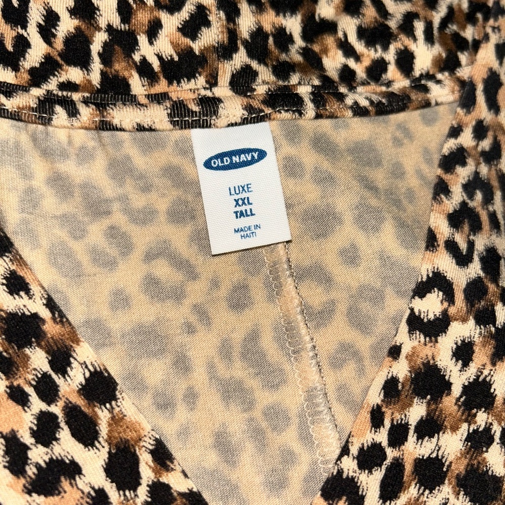 Old Navy leopard print cap Sleeve Blouse - Picture 3 of 4